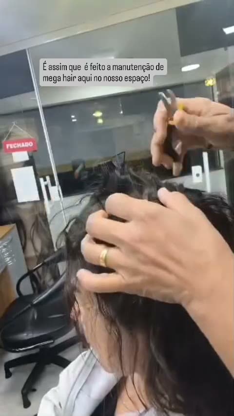 Acompanhe como é feita a manutenção do mega hair aqui no jogo espaço, tudo feito com muito amor e respeito! 🥰🥰